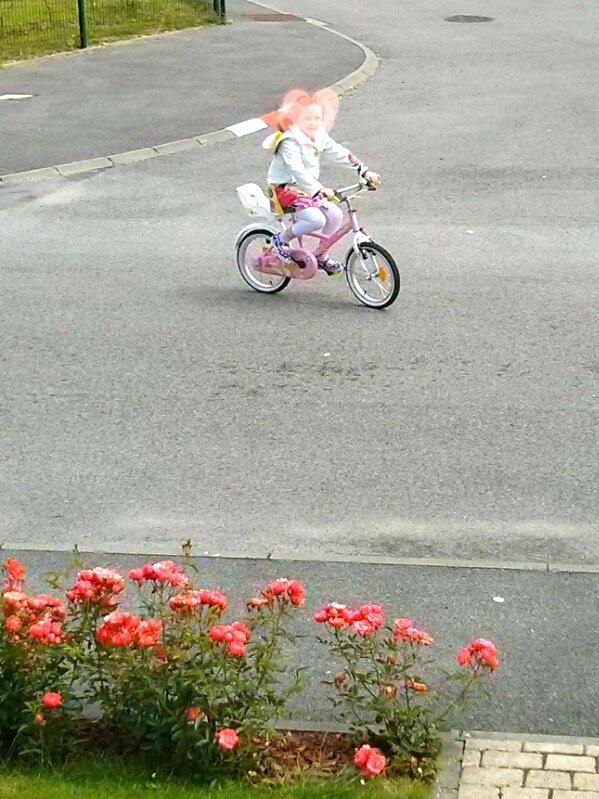 Petite fille 6 ans fait du vélo