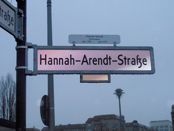 La rue Hannah-Arendt près du mémorial de l'Holocauste