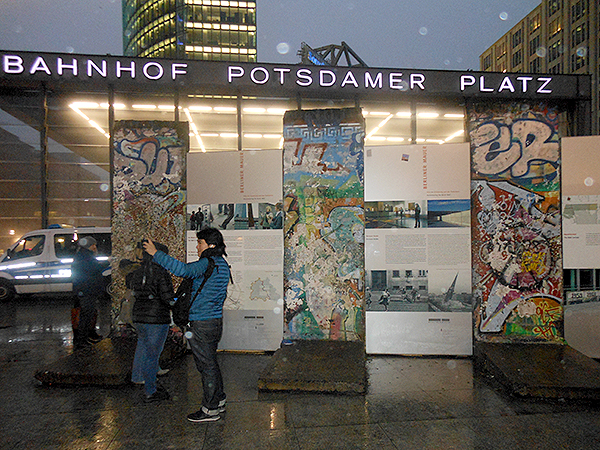 Un morceau de mur subsiste sur la Postdamer Platz