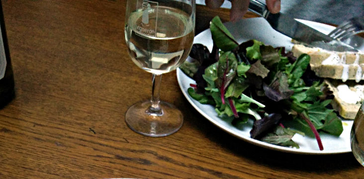 salade et vin blanc