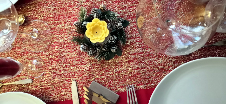 Notre belle table de Noël en rouge et or